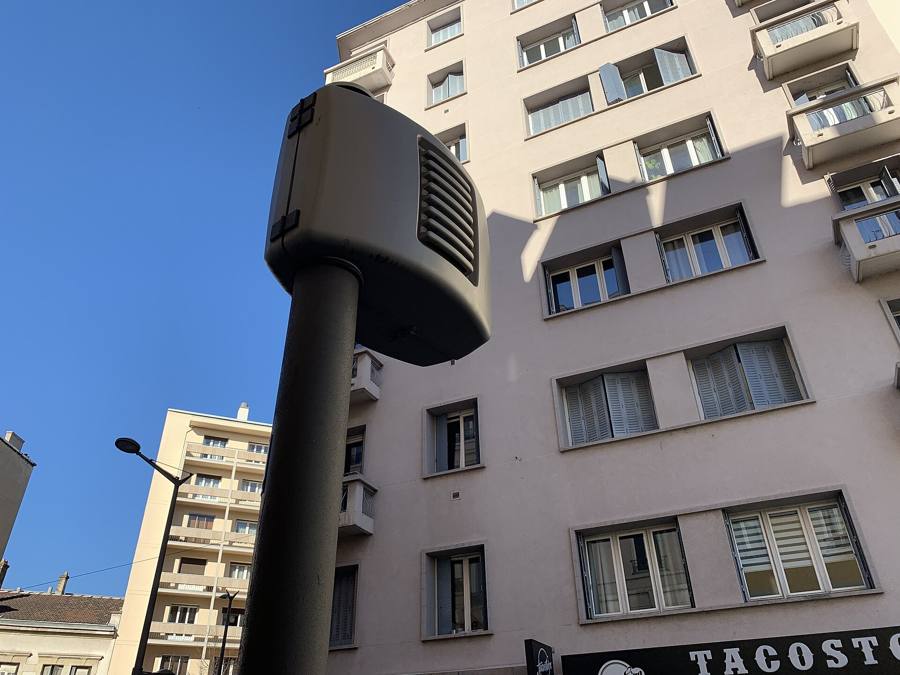 Radar automatique au bord d'une route